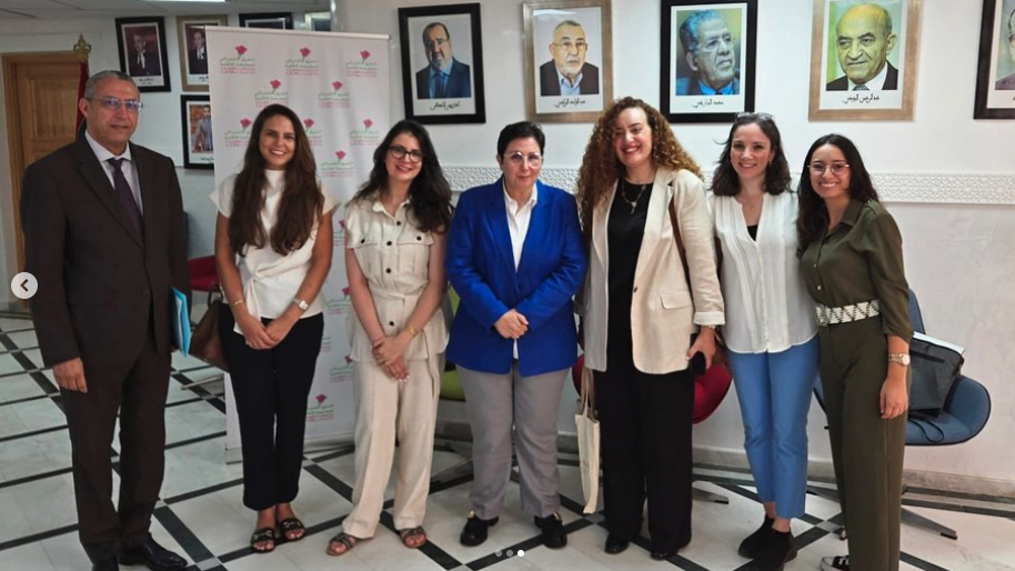 Lundi dernier, nous avons eu l’honneur, en tant qu’orthophonistes engagées, d’être reçues par Madame @latifa__cherif , militante associative de longue date, fondatrice du Ruban Rose Maroc et actuelle parlementaire sous les couleurs de l’USFP.
Aux côtés de @orthophonista_maha , présidente de la section Casablanca-Régions de l’Association des Orthophonistes du Maroc @aom.casablanca de @cabinet.orthophonie.hasnaa.b , membre du bureau, et de mes collègues militantes @ammor_imane (à l’initiative de cette rencontre) et @fz_bennani, nous avons pu porter la voix des orthophonistes et des enfants en difficulté.
Nous avons abordé plusieurs problématiques majeures liées à notre profession et au parcours de soin des enfants en situation de trouble du langage ou d’apprentissage. Nos échanges ont été riches, bienveillants, et surtout écoutés.
Ce rendez-vous ouvre la voie à de futures sessions de travail, pour faire avancer ensemble la reconnaissance et les conditions d’exercice de notre métier, ainsi que l’accompagnement des enfants vulnérables.
Je ne fais plus partie du bureau de l’association aujourd’hui, mais je suis fière d’avoir contribué à sa fondation et de l’avoir présidée pendant 6 ans. Voir le travail se poursuivre et les voix se renforcer est une immense fierté. 💪
Merci à toutes et tous pour votre engagement et à Mme Latifa Cherif pour son écoute et son ouverture au dialogue.